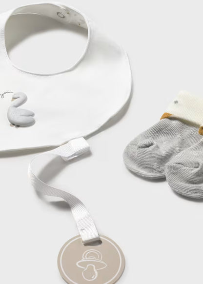 Set Regalo Neonato 2 Pezzi Tutina Corta e Bavaglino Bianco Grigio Perla - Mayoral