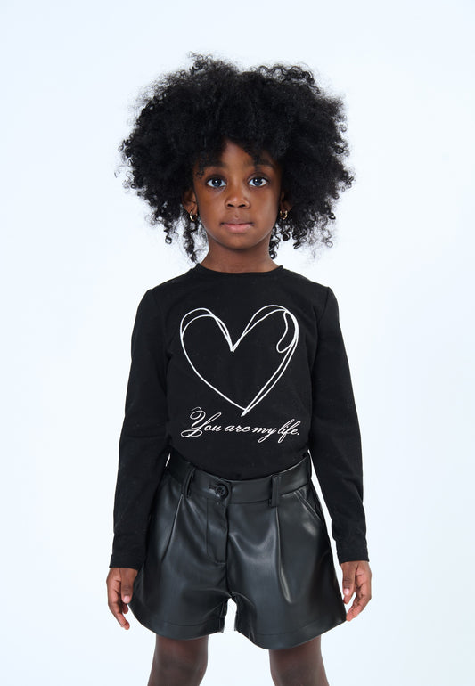 Shorts bambina ecopelle nera con cintura e tasche, abbinati a una maglietta nera con cuore