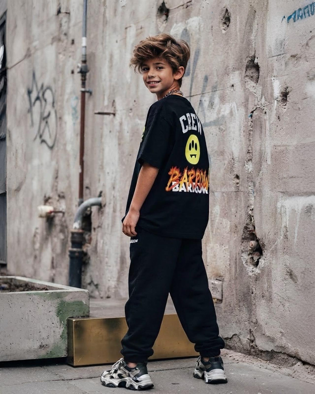 Maglietta nera BARROW con design colorato, perfetta per gli appassionati di supreme streetwear