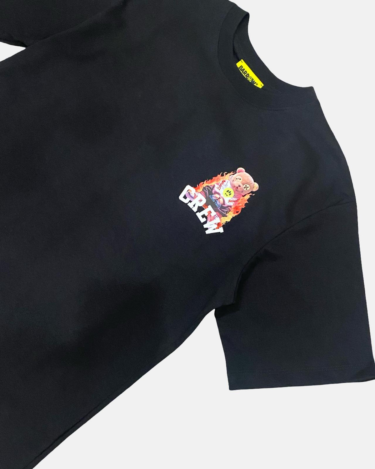 Maglietta nera BARROW con logo e grafica di orso, perfetta per lo stile supreme streetwear