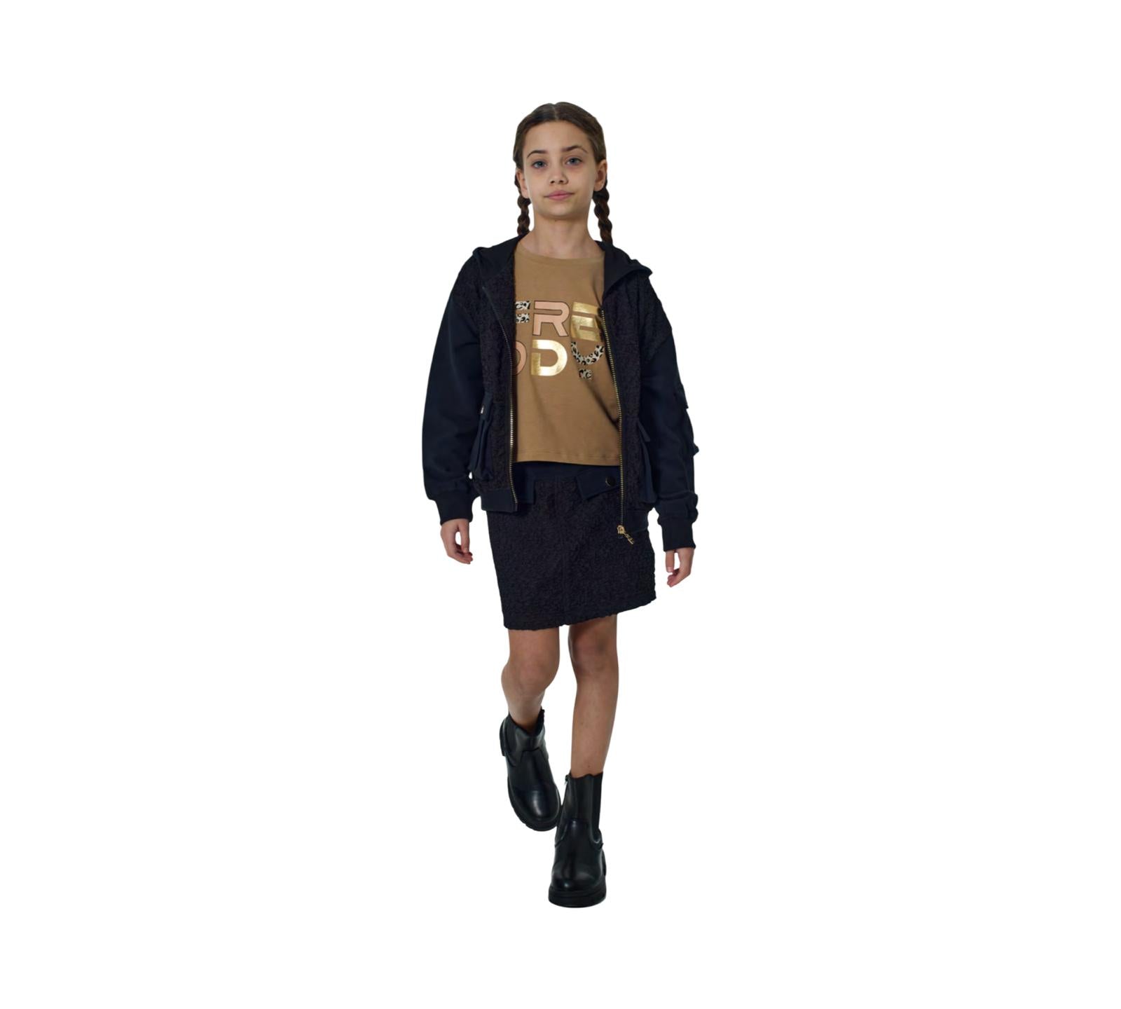 Ragazza che indossa una T-shirt manica corta Cotone Biscuit con Logo Freddy abbinata a una giacca e gonna