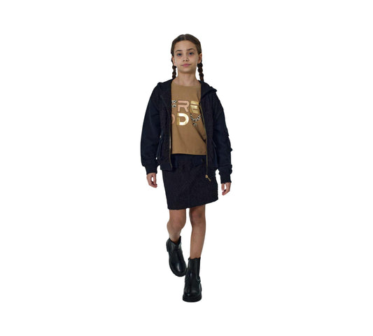 Ragazza che indossa una T-shirt manica corta Cotone Biscuit con Logo Freddy abbinata a una giacca e gonna