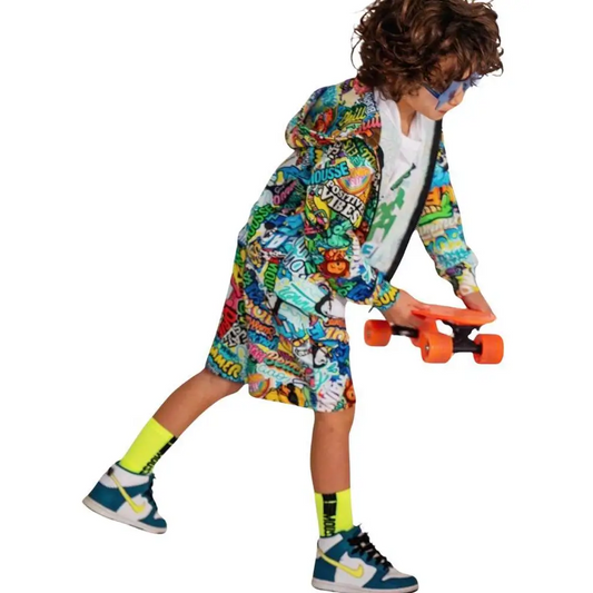 felpa colorata bambino 2-10 anni Mousse con stampa graffiti e cappuccio indossata da bambino che tiene uno skateboard arancione