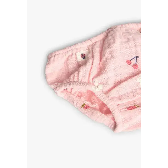 Dettaglio di vestito rosa neonata floreale Boboli con stampe di ciliegie e fragole