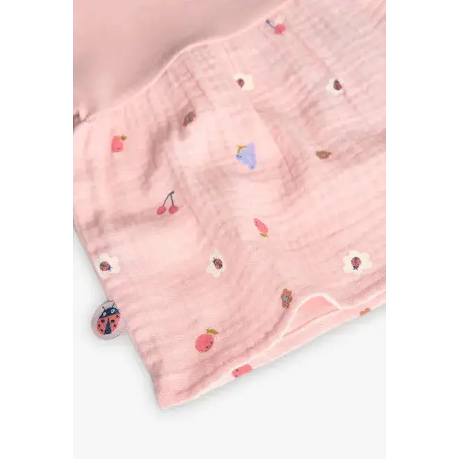 Dettaglio vestito rosa neonata floreale Boboli con stampa di frutta e fiori colorati