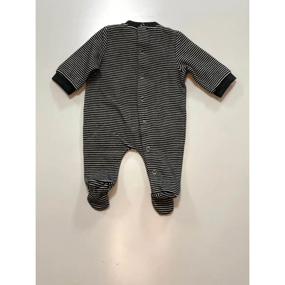 Tutina neonato rigata Y-Clù in nero e bianco con piedini e maniche lunghe, chiusura a bottoni automatici centrali