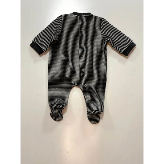 Tutina neonato rigata Y-Clù in nero e bianco con piedini e maniche lunghe, chiusura a bottoni automatici centrali