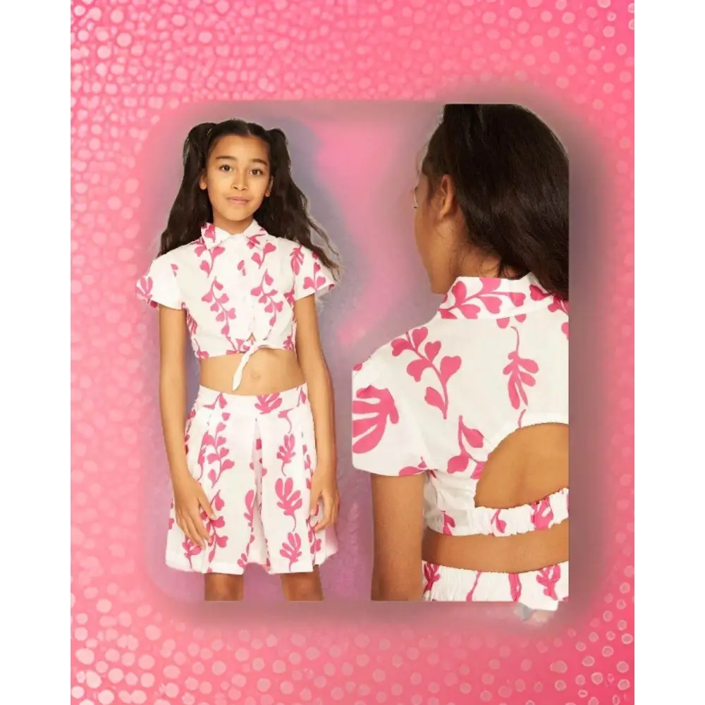 Camicia crop per bambina e ragazza . Camicia bianca con stampa floreale rosa, nodo frontale, maniche corte e scollatura posteriore