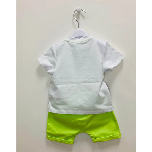Comodo completo corto pirata bambino Y Clu bianco polo e pantaloncini verde lime vista posteriore su appendino