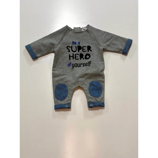 tutina neonato felpata Y-Clù grigia con stampa be a super hero sul petto maniche lunghe polsini rigati blu e ginocchiere