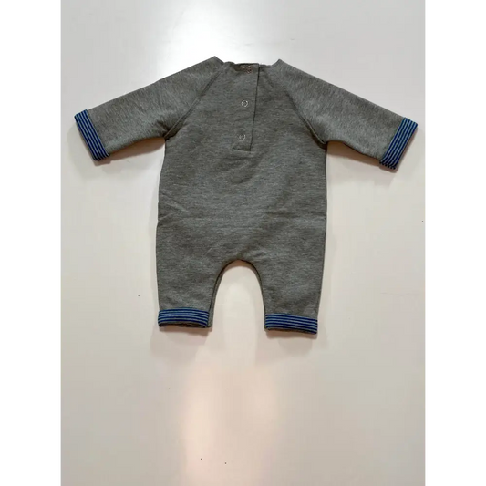 tutina neonato felpata Y-Clù grigia a maniche lunghe con polsini rigati blu e chiusura con bottoni posteriori