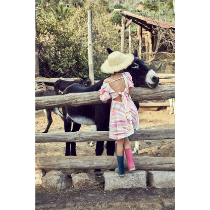 abito colorato bambina 8-16 anni a righe estivo con schiena scoperta indossato da bambina che abbraccia un asino in fattoria
