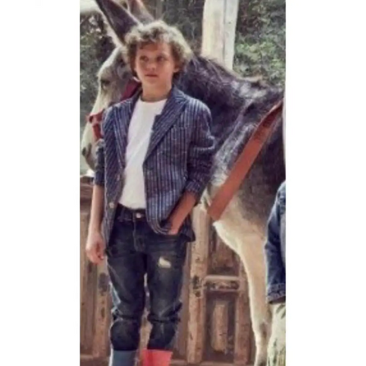 Ragazzo che indossa giacca rigata ragazzo 8 16 anni blu a righe con t shirt bianca e jeans vicino a un asino