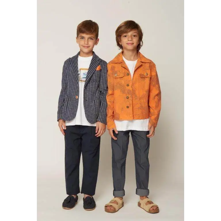 Due ragazzi in posa che indossano giacche a sinistra giacca rigata ragazzo 8 16 anni blu navy abbinata a pantaloni scuri