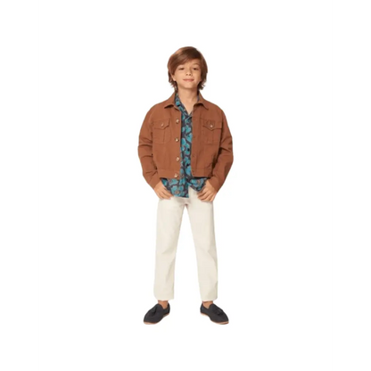Ragazzo in posa con giacca marrone e camicia a fantasia indossa pantaloni bianchi stretch ragazzo dal taglio dritto