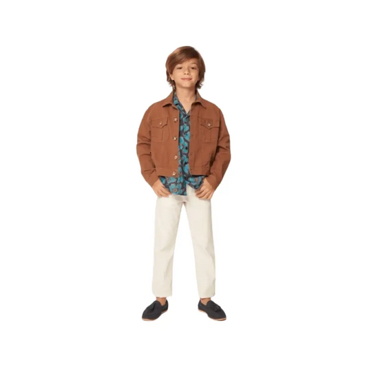 Ragazzo in posa con giacca marrone e camicia a fantasia indossa pantaloni bianchi stretch ragazzo dal taglio dritto